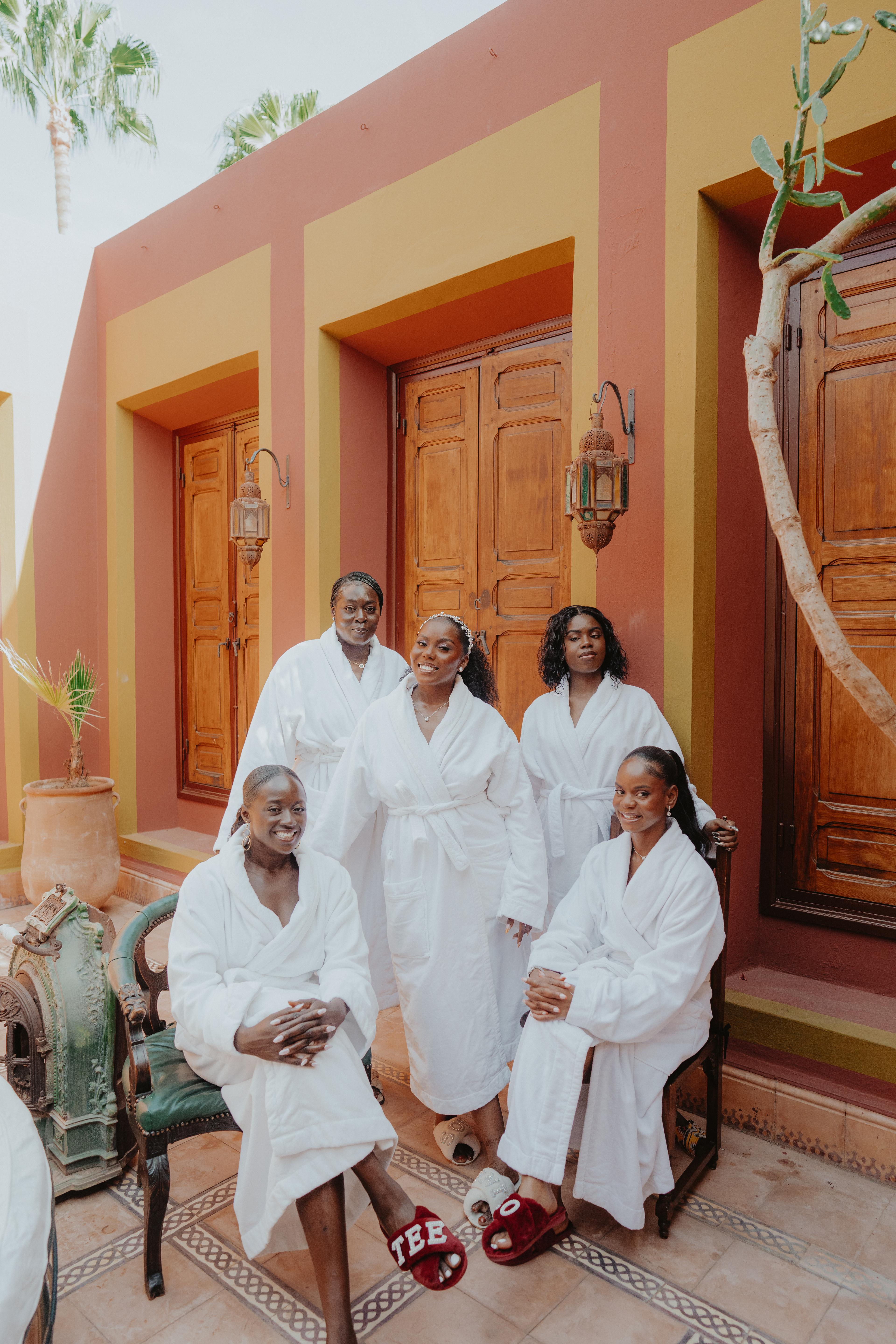 Photo of the bride and her bridesmaids