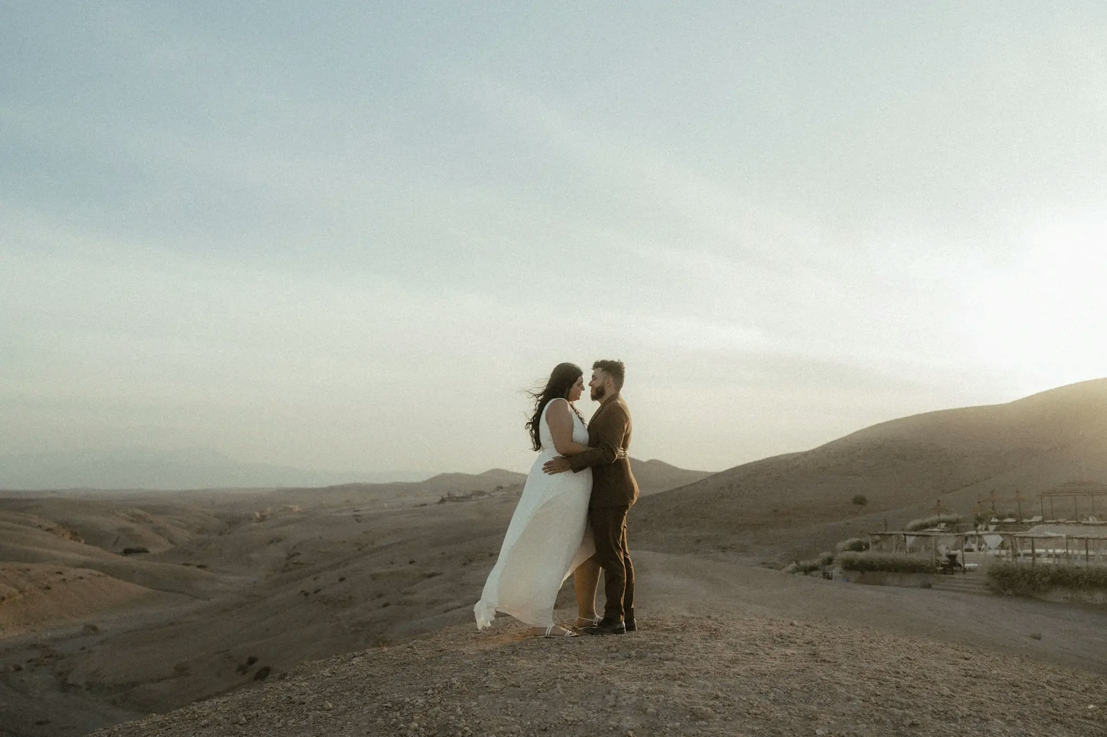 Photo shooting of spouses in the desert