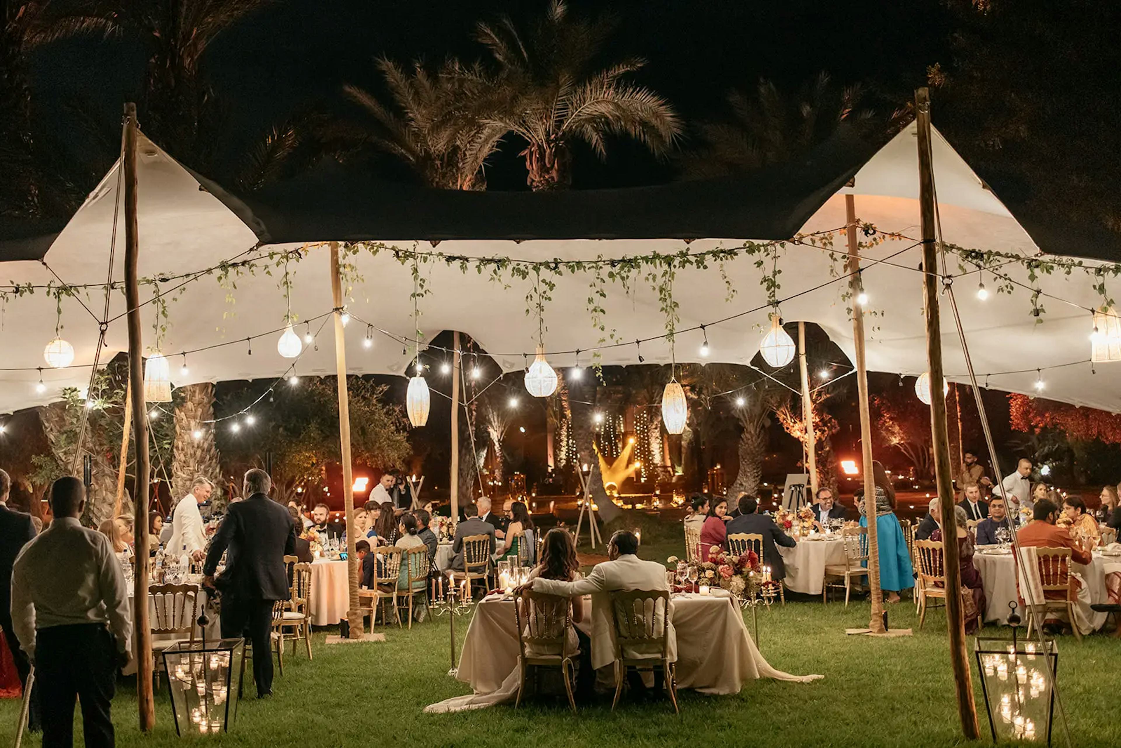 Brides' table in the evening