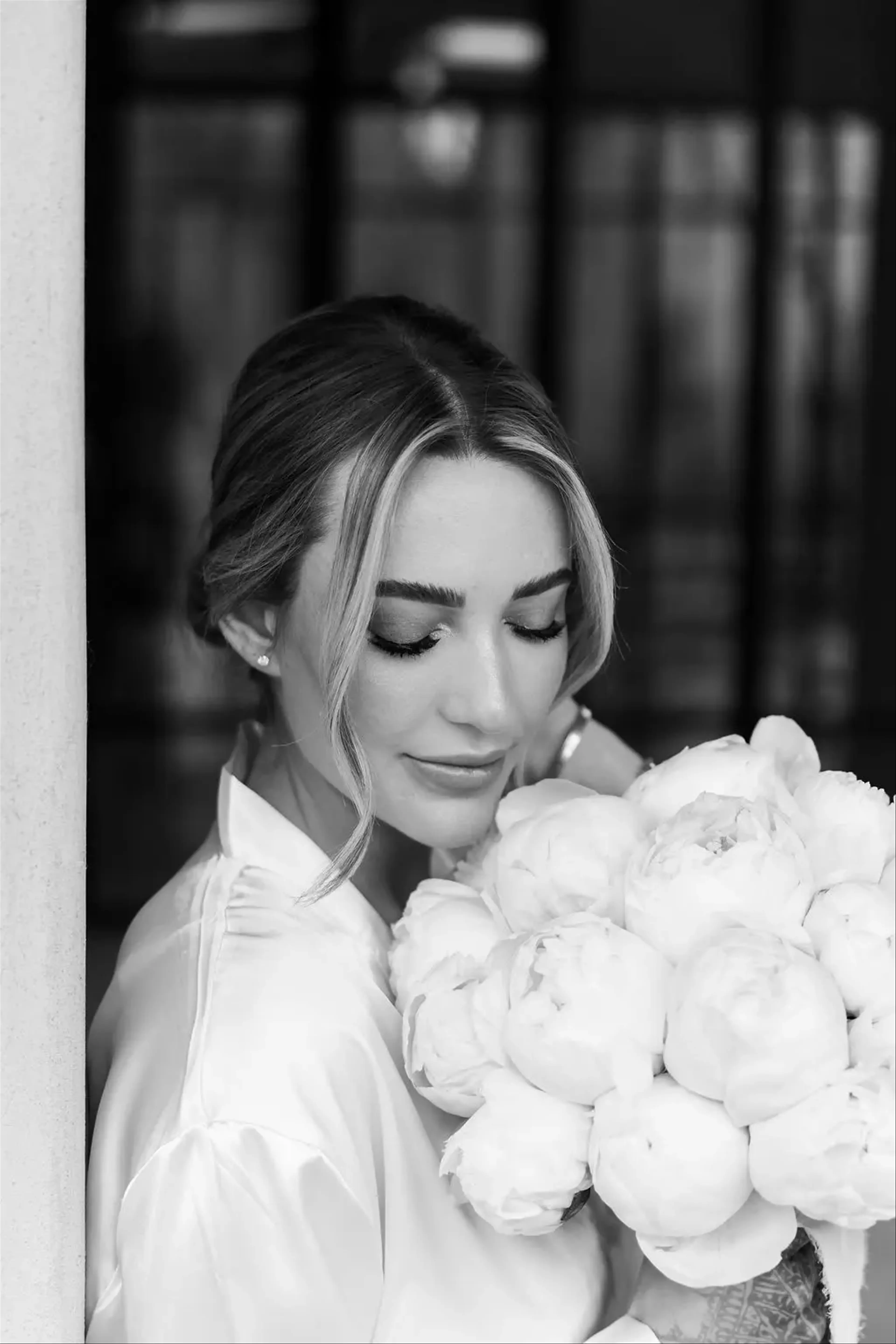 Chic Bride with white wedding bouquet