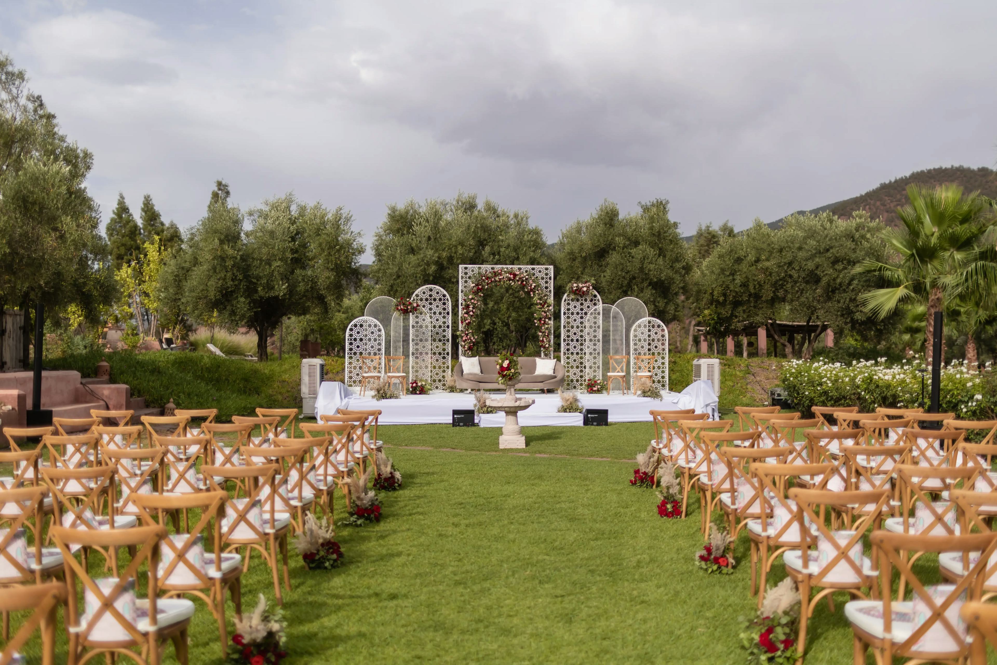 Outdoor wedding ceremony decor ideas