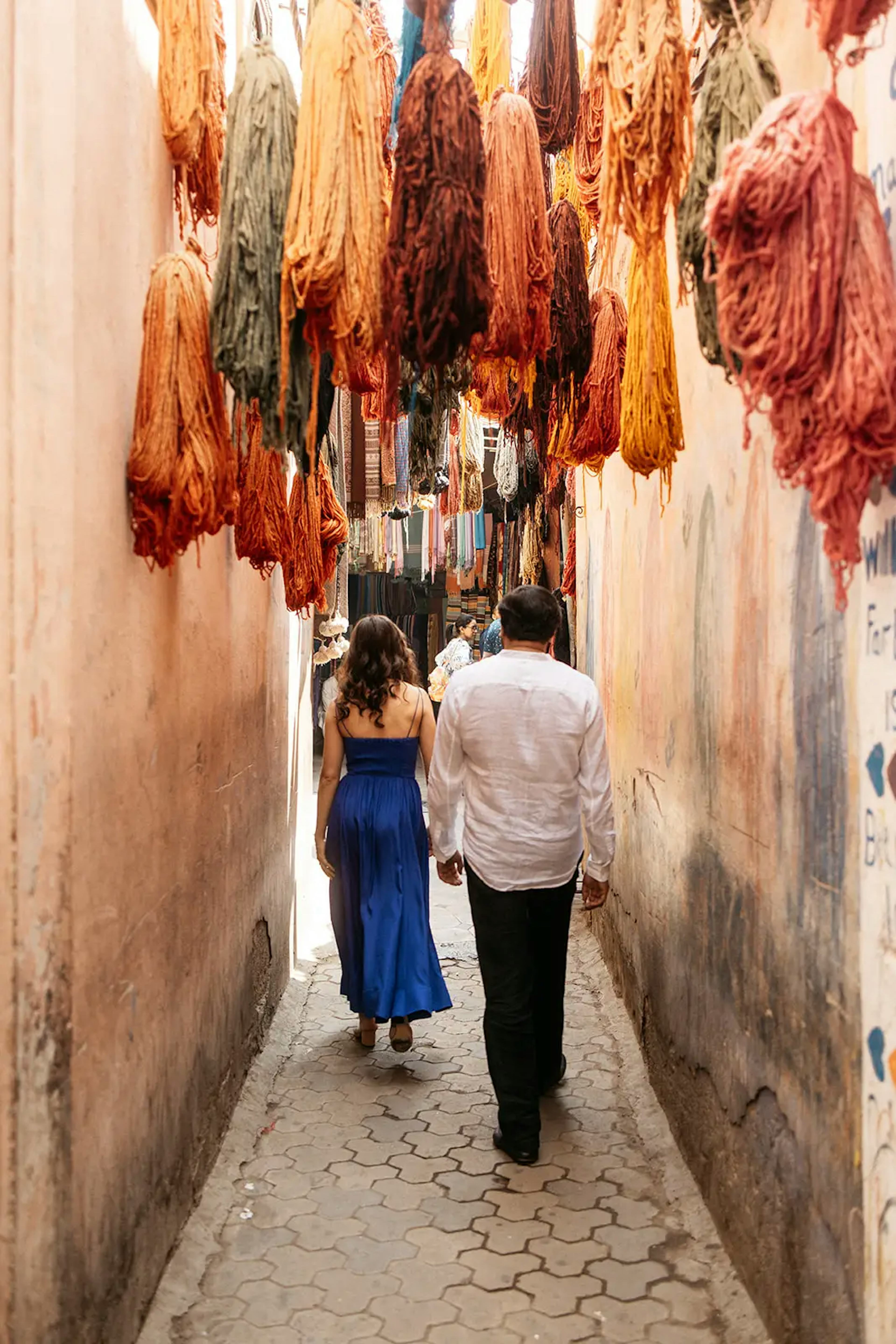 Photo shoot of the brides from behind in the setting of the medina