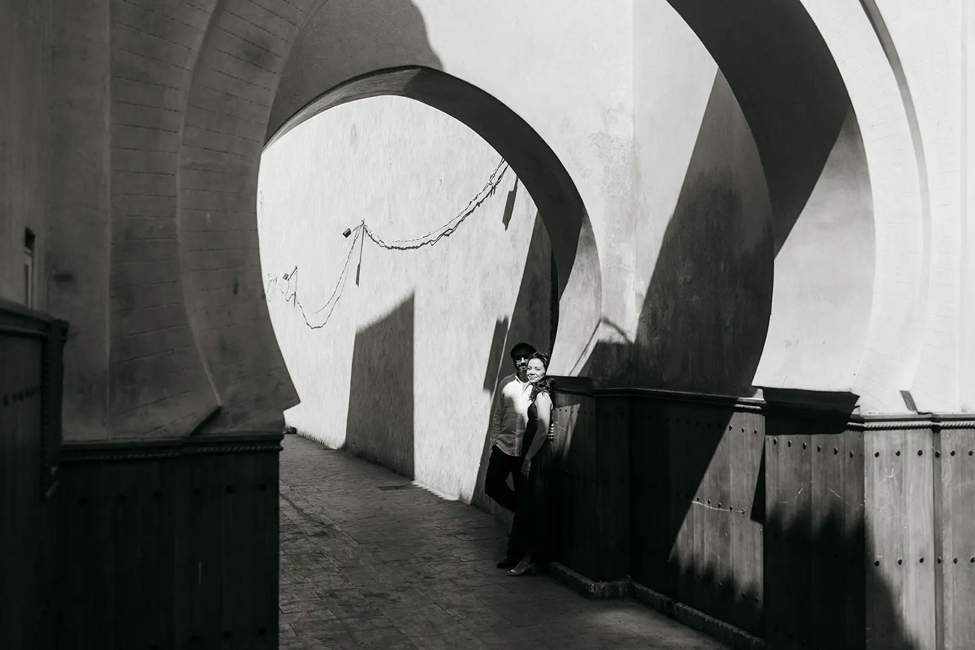 Photo shoot at the heart of Moroccan architecture in black and white